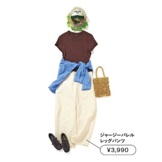 Tシャツ￥1,500、ジャージーバレルレッグパンツ（ともにユニクロ）　腰に巻いたシャツ￥10,000（シヤジュ／ハナ ショールーム）　バッグ￥5,500（チャオパニックティピー／チャオパニックティピー 池袋サンシャインシティアルパ店）　スカーフ￥7,150（オウレンティ／セムインターナショナル）　キャップ￥990（ジーユー）　スニーカー￥7,900（NOKCHA）