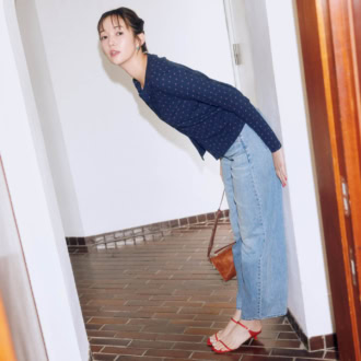 【ユニクロ】プロが「パンツが優秀すぎる」と断言！話題のバギーカーブジーンズ着こなし術＆実は神作な“ブラトップ”