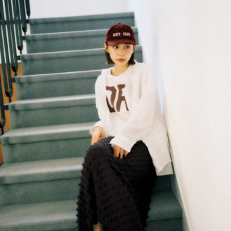 ※シャツは着まわし　Tシャツ¥6,600（スピック＆スパン／スピック＆スパン ルミネ有楽町店）　スカート¥38,500（オープン セサミ クラブ）　キャップ¥13,000（フェイブル アンド フェイラー／オフィス コイズミ）　サンダル¥16,500（ジェニュインズ／ボードライダーズジャパン）