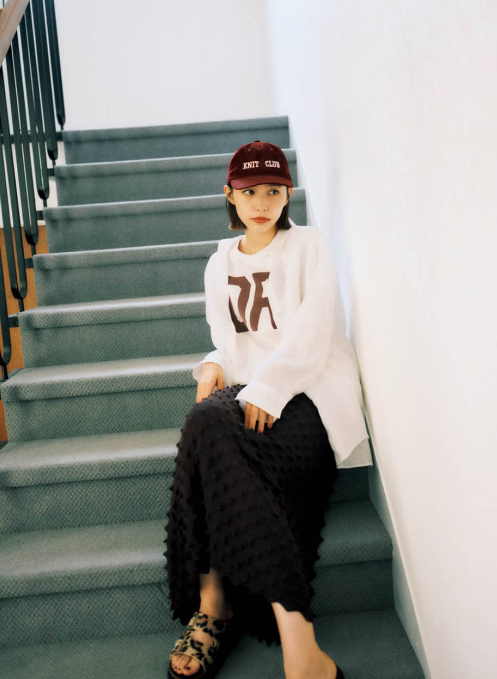 ※シャツは着まわし Tシャツ¥6,600(スピック&スパン/スピック&スパン ルミネ有楽町店) スカート¥38,500(オープン セサミ クラブ) キャップ¥13,000(フェイブル アンド フェイラー/オフィス コイズミ) サンダル¥16,500(ジェニュインズ/ボードライダーズジャパン)