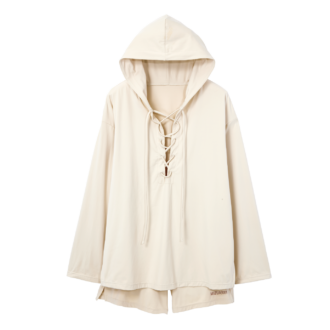 トップス¥17,600、ショートパンツ¥15,400（ともにMIZUASOBI）