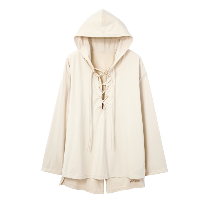 トップス¥17,600、ショートパンツ¥15,400（ともにMIZUASOBI）