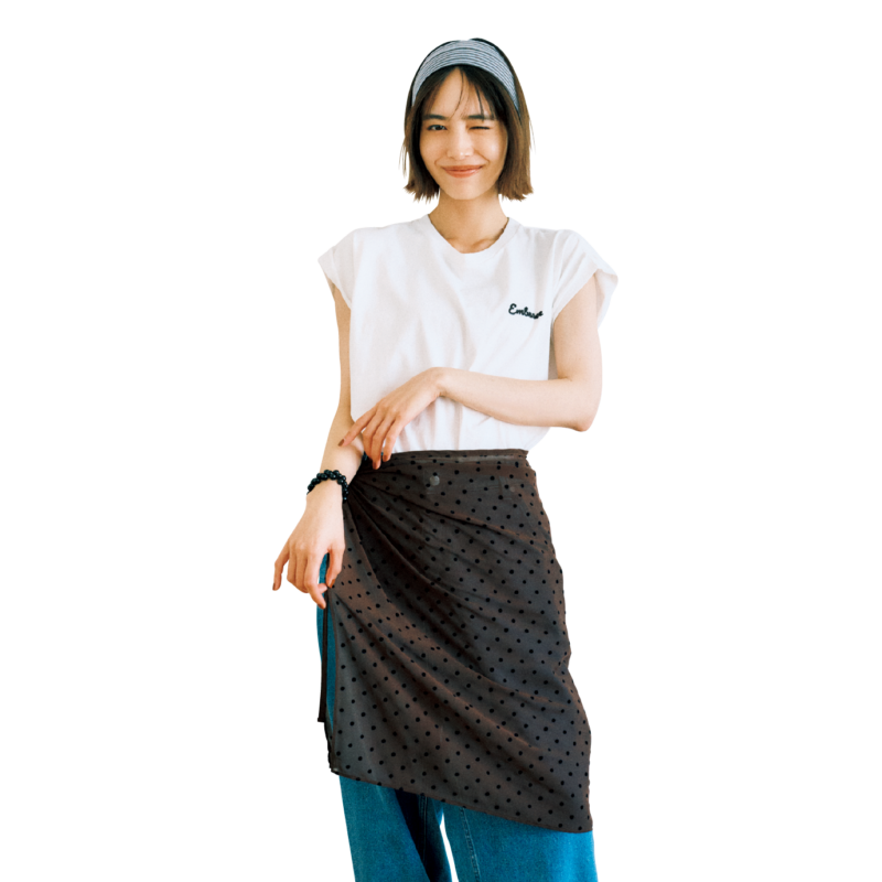 巻きスカート¥9,900(NKNIT) Tシャツ¥6,050(ジャーナル スタンダード レリューム/ジャーナル スタンダード レリューム ルミネ新宿店) パンツ¥29,290(オブラダ/シンチ) ヘアバンド¥1,760、ブレスレット¥1,760(ともにスメリー/スメリー ヘップファイブ店)