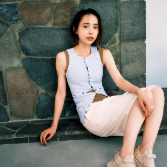 サンダル¥20,900(テバ/デッカーズジャパン) タンクトップ¥19,800(ケイル) 中に着たタンクトップ¥6,050(マルゥ ユナイテッドアローズ/ユナイテッドアローズ カスタマーサービスデスク) ハーフパンツ¥2,990(ユニクロ) リング¥24,000(ヨア) ムーンストーンリング¥29,700(ギン)