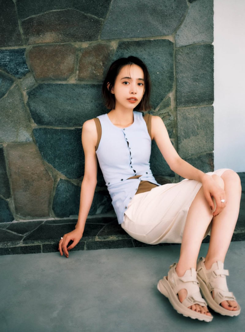 サンダル¥20,900(テバ/デッカーズジャパン) タンクトップ¥19,800(ケイル) 中に着たタンクトップ¥6,050(マルゥ ユナイテッドアローズ/ユナイテッドアローズ カスタマーサービスデスク) ハーフパンツ¥2,990(ユニクロ) リング¥24,000(ヨア) ムーンストーンリング¥29,700(ギン)