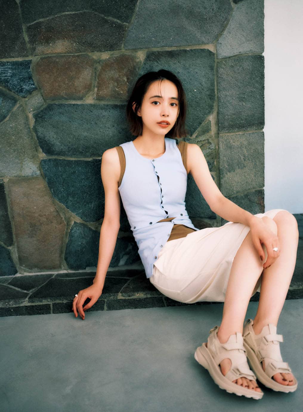 サンダル¥20,900（テバ／デッカーズジャパン）　タンクトップ¥19,800（ケイル）　中に着たタンクトップ¥6,050（マルゥ ユナイテッドアローズ／ユナイテッドアローズ カスタマーサービスデスク）　ハーフパンツ¥2,990（ユニクロ）　リング¥24,000（ヨア）　ムーンストーンリング¥29,700（ギン）