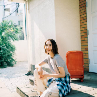 Ｔシャツ¥7,700（オブラダ／シンチ）　パンツ¥8,800（KBF／KBF ルミネエスト新宿店）　シャツ¥33, 000（フィーニー）　ネックレス¥220,000（アプシス）　右手のリング¥55,000（マリハ）　左手のリング¥33,000（mysha／ロードス）　シューズ¥20,900（モリーニ／ジャック・オブ・オール・トレーズ プレスルーム）　キャリーケース¥26,400（イノベーター／トリオ）