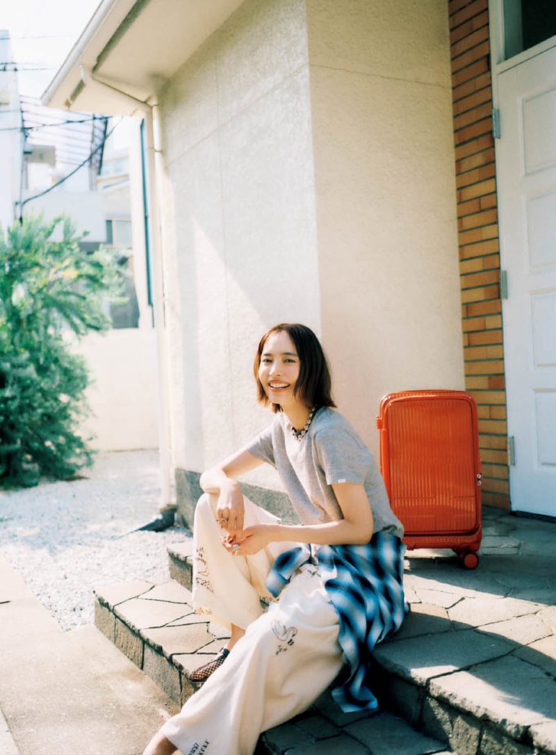 Tシャツ¥7,700(オブラダ/シンチ) パンツ¥8,800(KBF/KBF ルミネエスト新宿店) シャツ¥33, 000(フィーニー) ネックレス¥220,000(アプシス) 右手のリング¥55,000(マリハ) 左手のリング¥33,000(mysha/ロードス) シューズ¥20,900(モリーニ/ジャック・オブ・オール・トレーズ プレスルーム) キャリーケース¥26,400(イノベーター/トリオ)