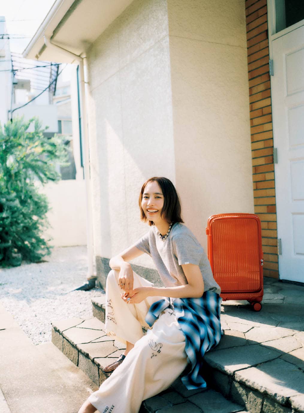 Ｔシャツ¥7,700（オブラダ／シンチ）　パンツ¥8,800（KBF／KBF ルミネエスト新宿店）　シャツ¥33, 000（フィーニー）　ネックレス¥220,000（アプシス）　右手のリング¥55,000（マリハ）　左手のリング¥33,000（mysha／ロードス）　シューズ¥20,900（モリーニ／ジャック・オブ・オール・トレーズ プレスルーム）　キャリーケース¥26,400（イノベーター／トリオ）