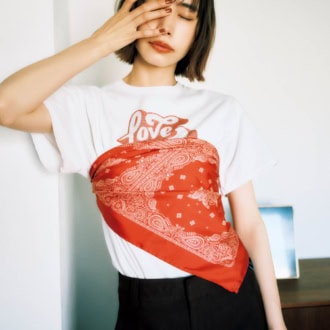 スカーフ¥19,800(エイネス/ジャーナル スタンダード レサージュ 銀座店) Tシャツ¥8,800(ホテルアンダースコア) パンツ¥3,990(ユニクロ)