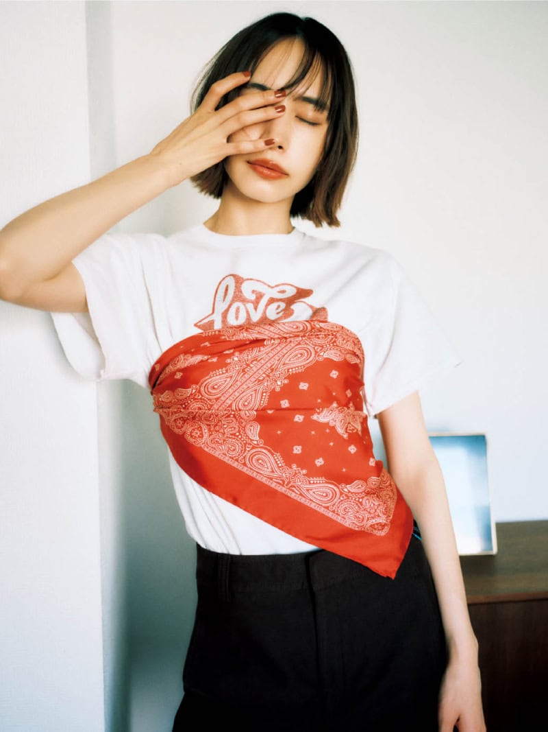 スカーフ¥19,800(エイネス/ジャーナル スタンダード レサージュ 銀座店) Tシャツ¥8,800(ホテルアンダースコア) パンツ¥3,990(ユニクロ)