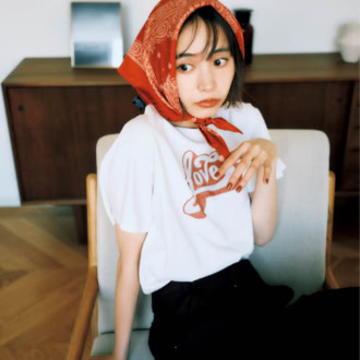 スカーフ¥19,800(エイネス/ジャーナル スタンダード レサージュ 銀座店) Tシャツ¥8,800(ホテルアンダースコア) パンツ¥3,990(ユニクロ)