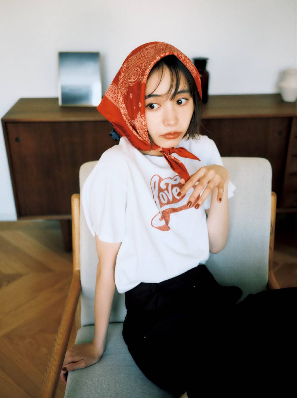 スカーフ¥19,800（エイネス／ジャーナル スタンダード レサージュ 銀座店）　Ｔシャツ¥8,800（ホテルアンダースコア）　パンツ¥3,990（ユニクロ）