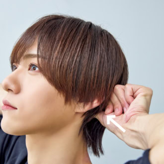 6.後頭部のくぼみをプッシュ