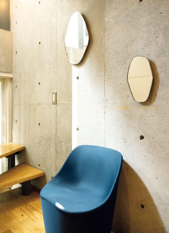 深いブルーのスツールは、アンドメディカルのKURA SOFA。人間の健康を考えて作られたもので、インテリアとしても活用できるグッドビジュアル。「doro」のミラーも壁にON。
