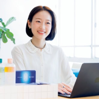 マーケティングや販売部門を統括する深谷さんの仕事内容は多岐にわたる。「TikTokやインスタライブも行っています」