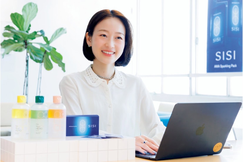 マーケティングや販売部門を統括する深谷さんの仕事内容は多岐にわたる。「TikTokやインスタライブも行っています」