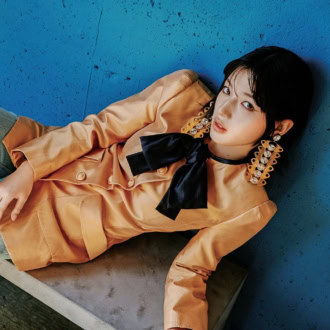 【石井杏奈】がハンサムに着こなすヴァレンティノの美しいリボンやレース