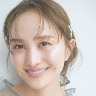 【百田夏菜子さんが魅せる！】シアートップス×透明感メイクで作る「大人の垢抜け」の正解