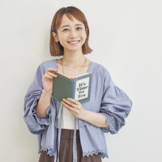 レースボレロをラフに羽織った エフォートレスな着こなし　©Macmillan Publishers International Ltd. THE MACMILLAN ALICE™