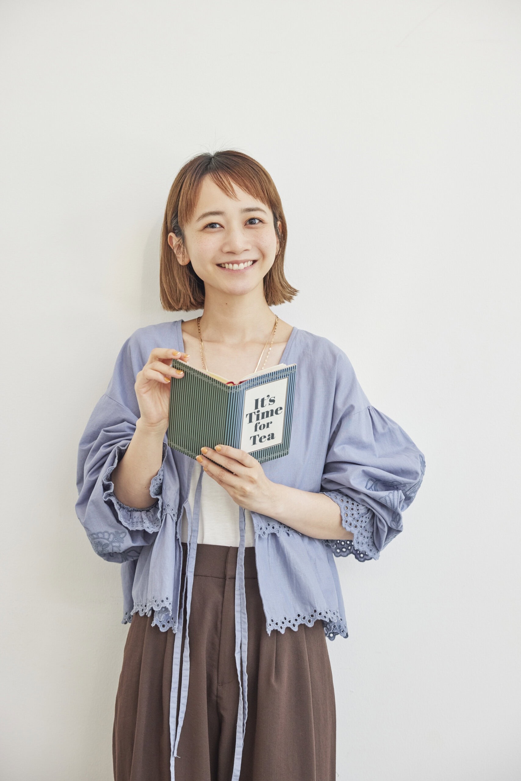 レースボレロをラフに羽織った エフォートレスな着こなし ©Macmillan Publishers International Ltd. THE MACMILLAN ALICE™