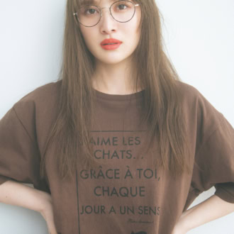 ブラウンT×オレンジリップ モデル=百田夏菜子 Tシャツ(シップス エニィ × ラユット/シップス インフォメーションセンター) メガネ(プロポ/プロポデザイン)