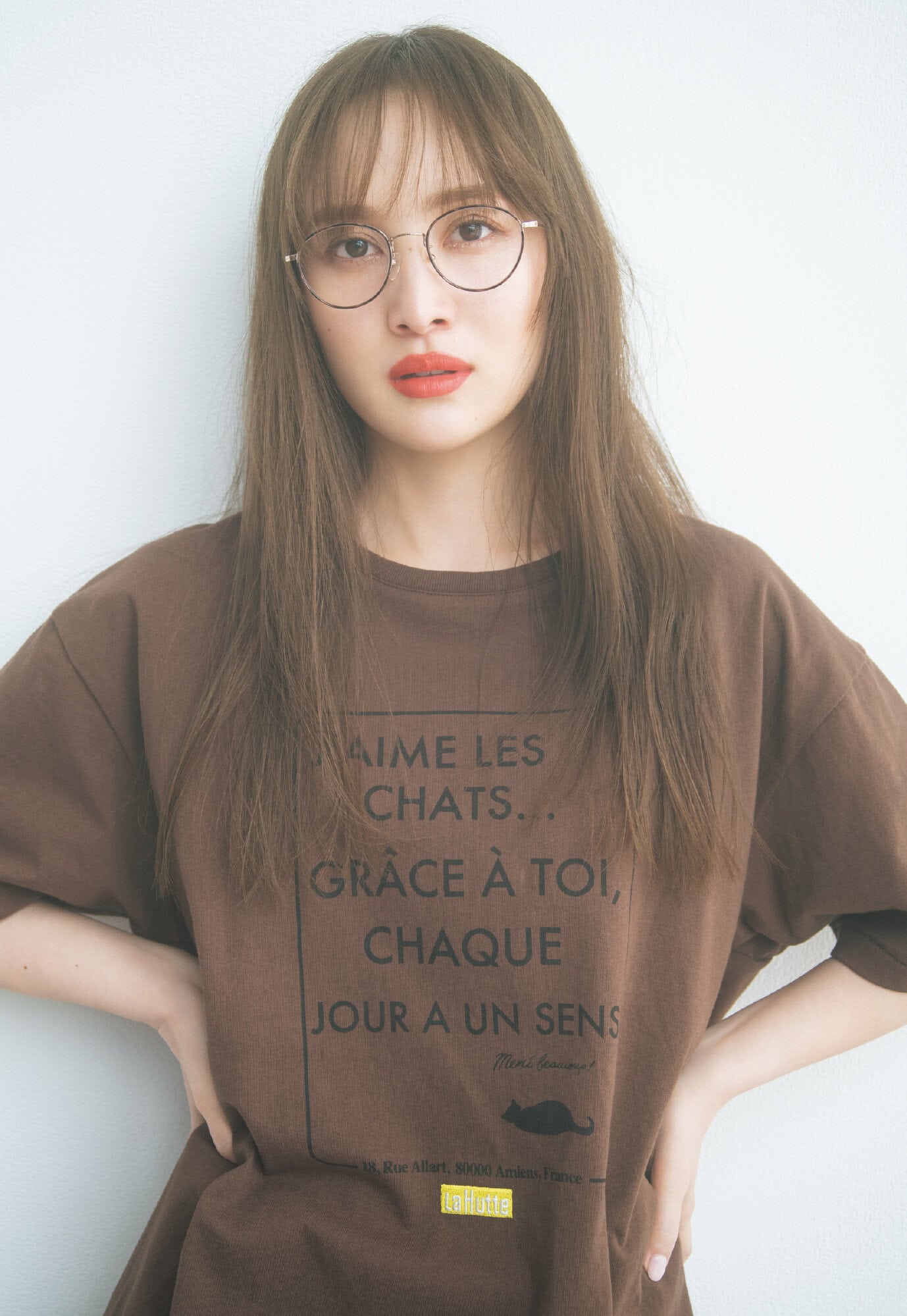 ブラウンＴ×オレンジリップ　モデル＝百田夏菜子 Tシャツ（シップス エニィ × ラユット／シップス インフォメーションセンター）　メガネ（プロポ／プロポデザイン）