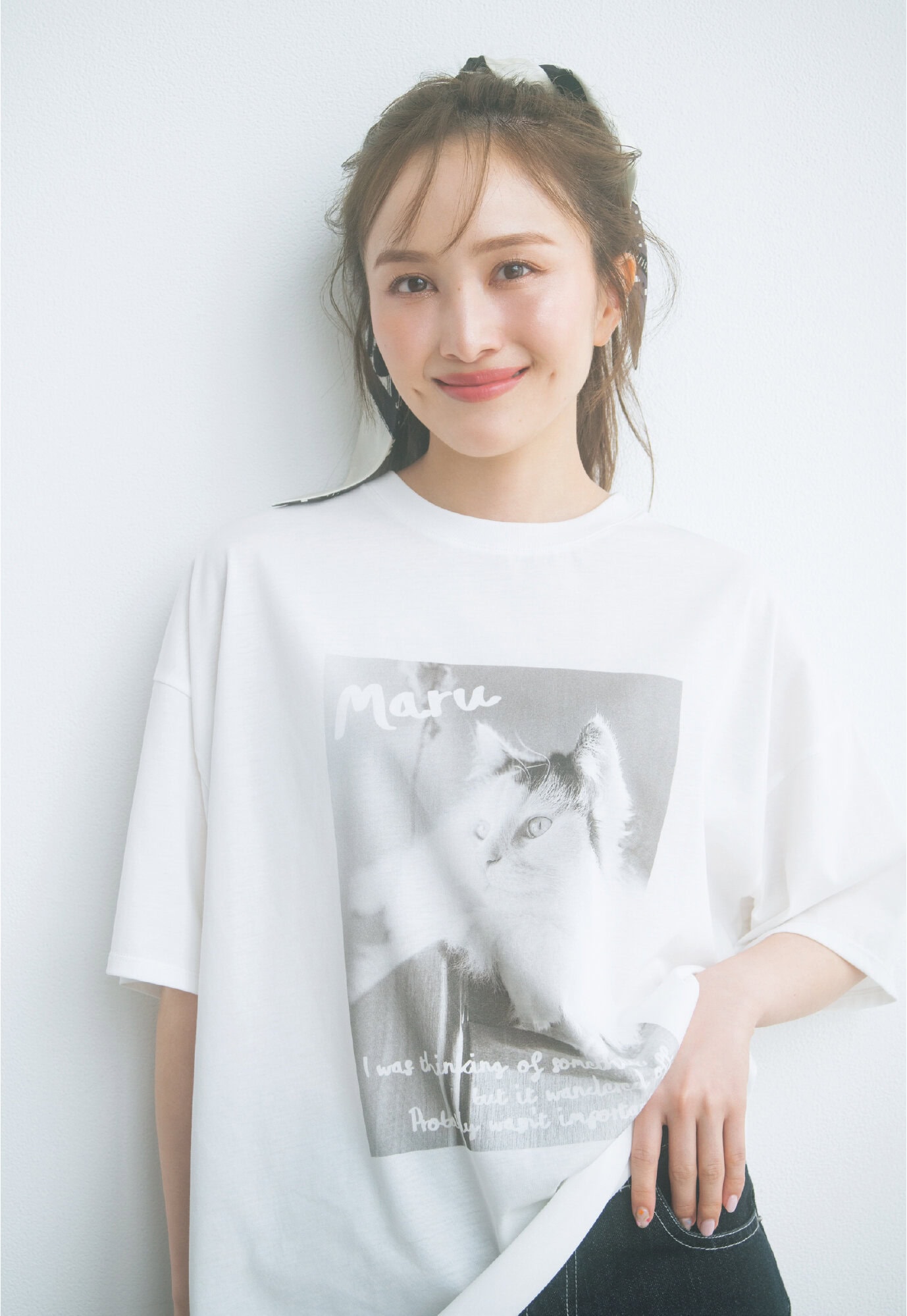 白Ｔ×青みローズリップ　モデル＝百田夏菜子　Tシャツ（ザ ポーズ／ウィム ガゼット ルミネ新宿店）　パンツ（シーニュ）　頭に巻いたスカーフ（マニプリ）