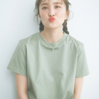 ニュアンスカラーT×コーラルリップ モデル=百田夏菜子 グリーンTシャツ(ニコラ ジェンソン/リノウン) ネックレス(リューク)