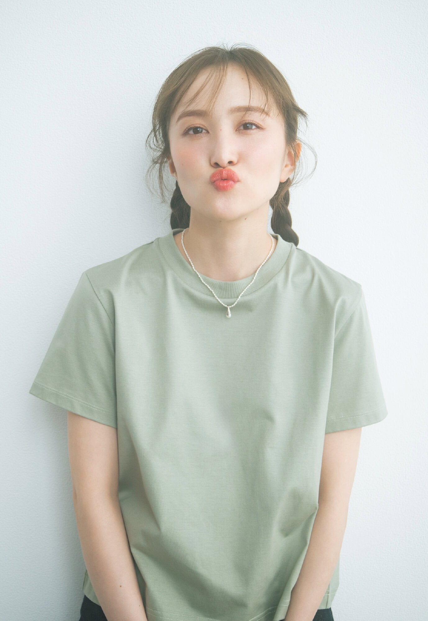 ニュアンスカラーＴ×コーラルリップ　モデル＝百田夏菜子　グリーンTシャツ（ニコラ ジェンソン／リノウン）　ネックレス（リューク）