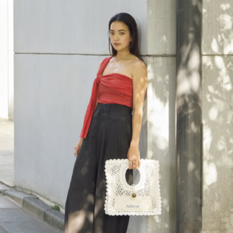 【30代スナップ】「赤×ブラウン」で上品＆都会的に！難易度高めのワンショルトップス、どう着こなす？