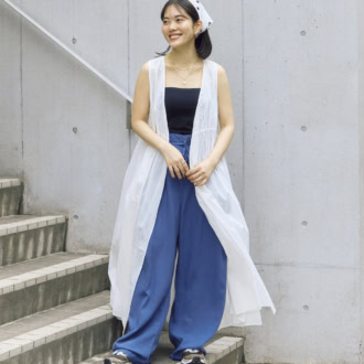 ノースリワンピース¥10, 780、ヘアバンド¥3,498(ともにフリークス ストア)、リネンパンツ¥6, 996(レッドキャップ×フリークス ストア/すべてフリークス ストア渋谷)