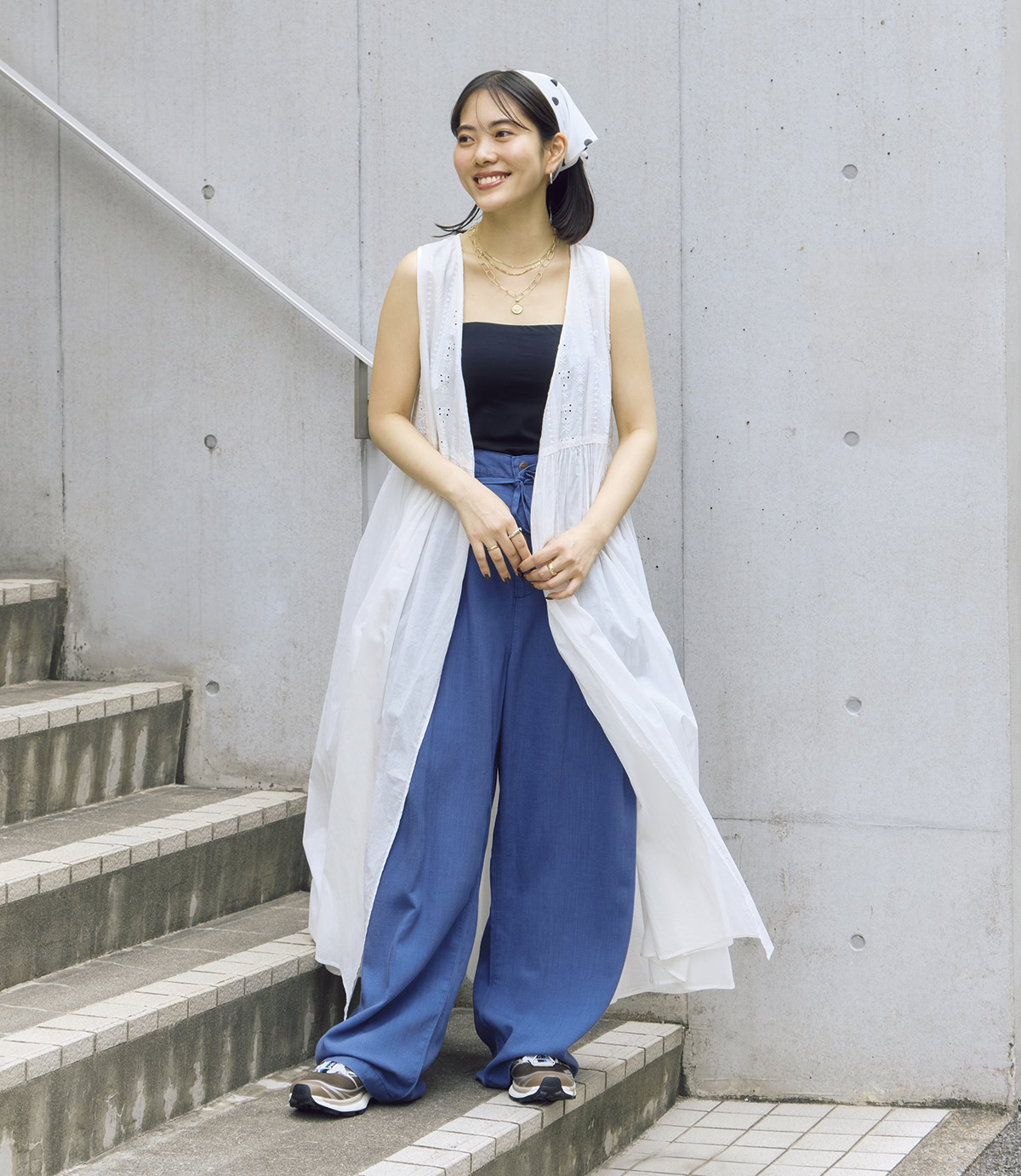ノースリワンピース¥10, 780、ヘアバンド¥3,498（ともにフリークス ストア）、リネンパンツ¥6, 996（レッドキャップ×フリークス ストア／すべてフリークス ストア渋谷）