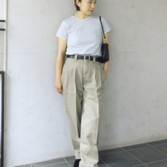 チノパンツ¥29,480、ベルト¥12,980、バッグ¥34,100、シューズ¥39,600(すべてオブラダ/シンチ)