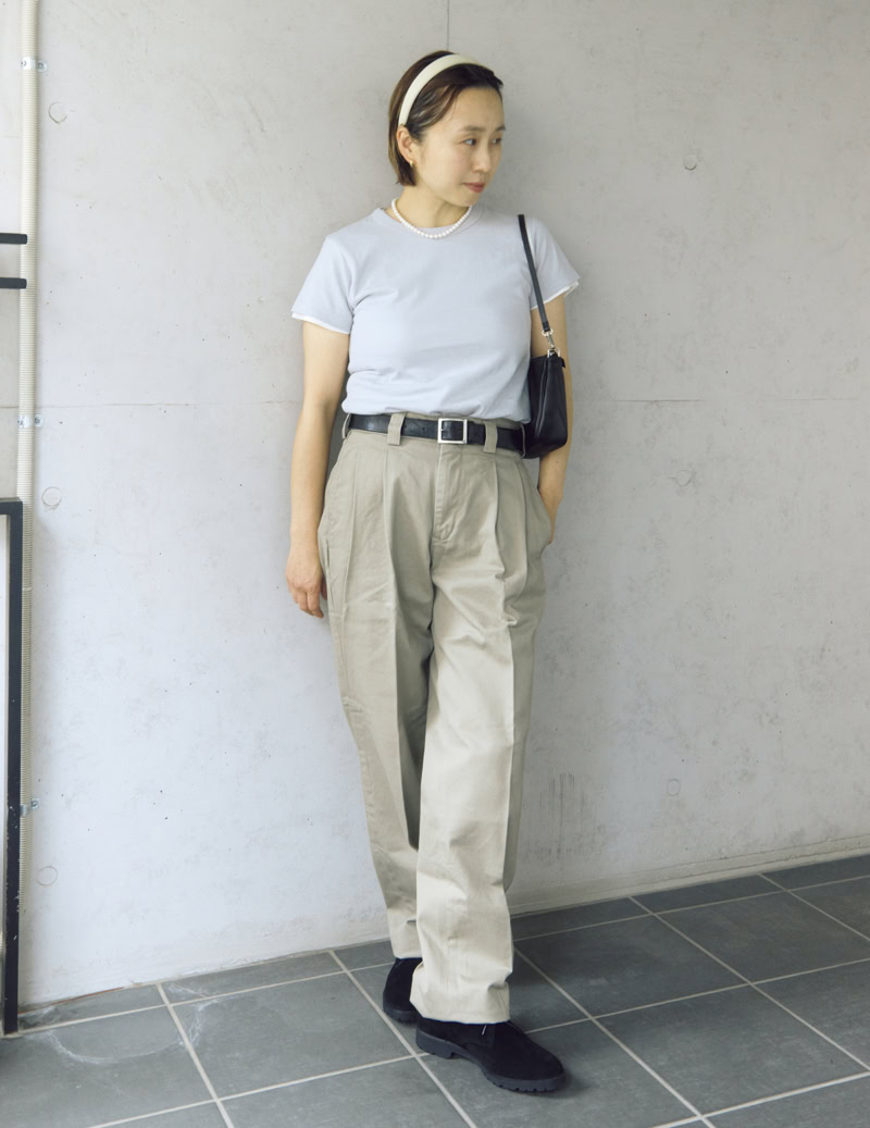 チノパンツ¥29,480、ベルト¥12,980、バッグ¥34,100、シューズ¥39,600(すべてオブラダ/シンチ)