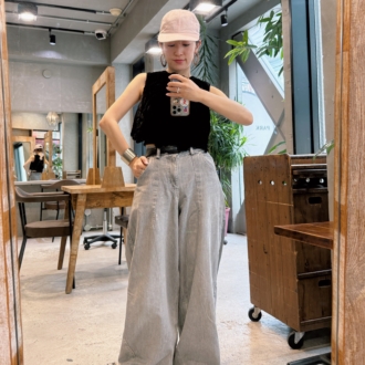 【スナップ】キャップでほどよく抜けをプラス。1点ピンクでキュートに仕上げたブラックコーデ
