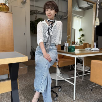 【30代スナップ】CHANELのスカーフでエレガントに。メッシュトップス×デニムパンツで作るカジュアルコーデを、一気に洗練！