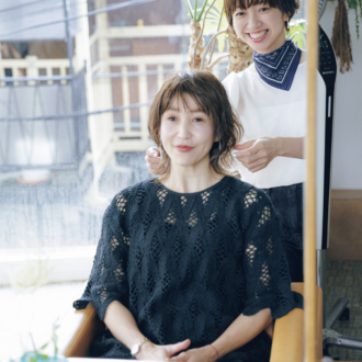 InRed Icons 美容師の丸岡奈央さんのお仕事風景。時間をかけてカウンセリングを行う