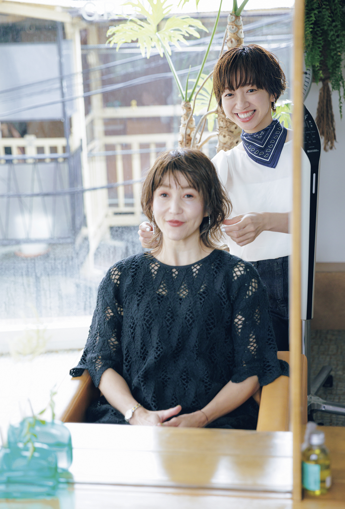 InRed Icons 美容師の丸岡奈央さんのお仕事風景。時間をかけてカウンセリングを行う