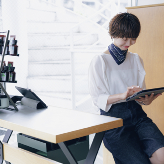 InRed Icons 美容師の丸岡奈央さんのお仕事風景。予約を確認しながら3店舗の状況を把握