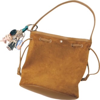 InRed Icons 水戸怜子さんのmy Bag。韓国発のレザーブランド、TOUT Y ESTのスエード素材のバッグ。