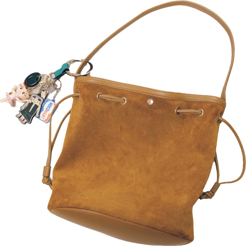 InRed Icons 水戸怜子さんのmy Bag。韓国発のレザーブランド、TOUT Y ESTのスエード素材のバッグ。