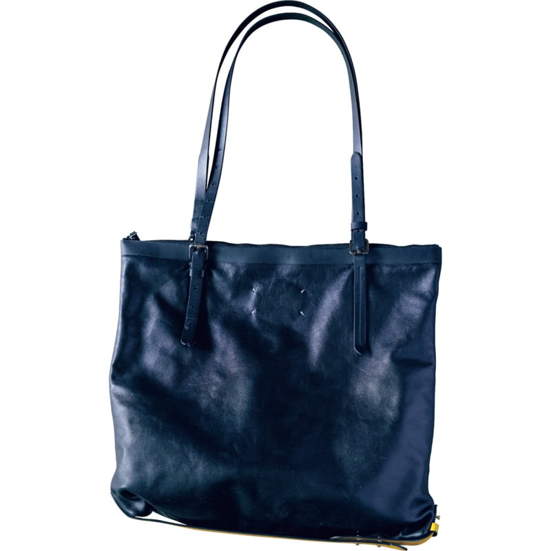 InRed Icons 三好香織さんのmy Bag。Maison Margielaのメンズサイズの容量たっぷりのバッグ。柔らかなレザーで肩がけできる。