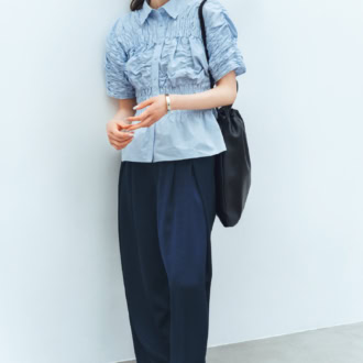 スウェードビットローファー¥5,390(soena by InRed) シャツ¥7,700、パンツ¥8,800(ともにスタイルミキサー) イヤリング¥3,740(フォークインス)、バングル¥3,850(シースキー/ともにロードス) バッグ(スタイリスト私物)