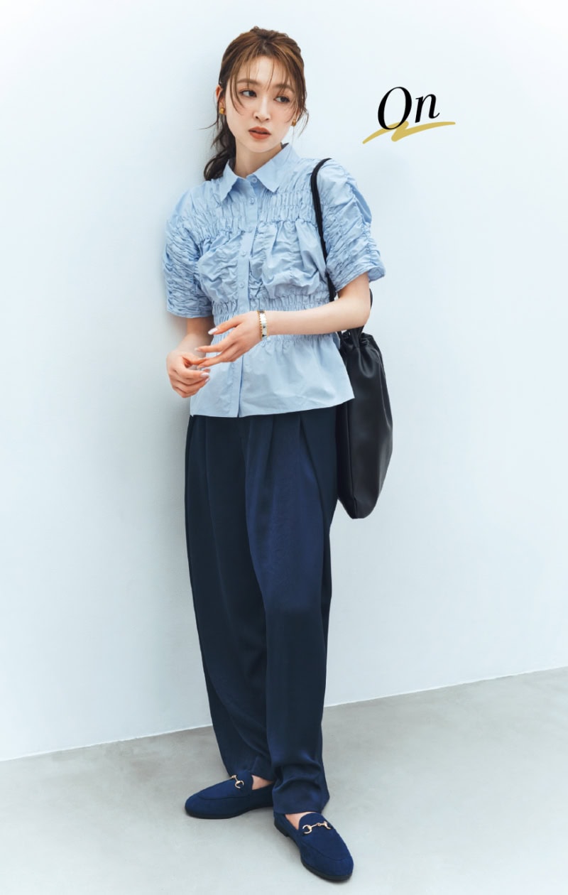 スウェードビットローファー¥5,390(soena by InRed) シャツ¥7,700、パンツ¥8,800(ともにスタイルミキサー) イヤリング¥3,740(フォークインス)、バングル¥3,850(シースキー/ともにロードス) バッグ(スタイリスト私物)