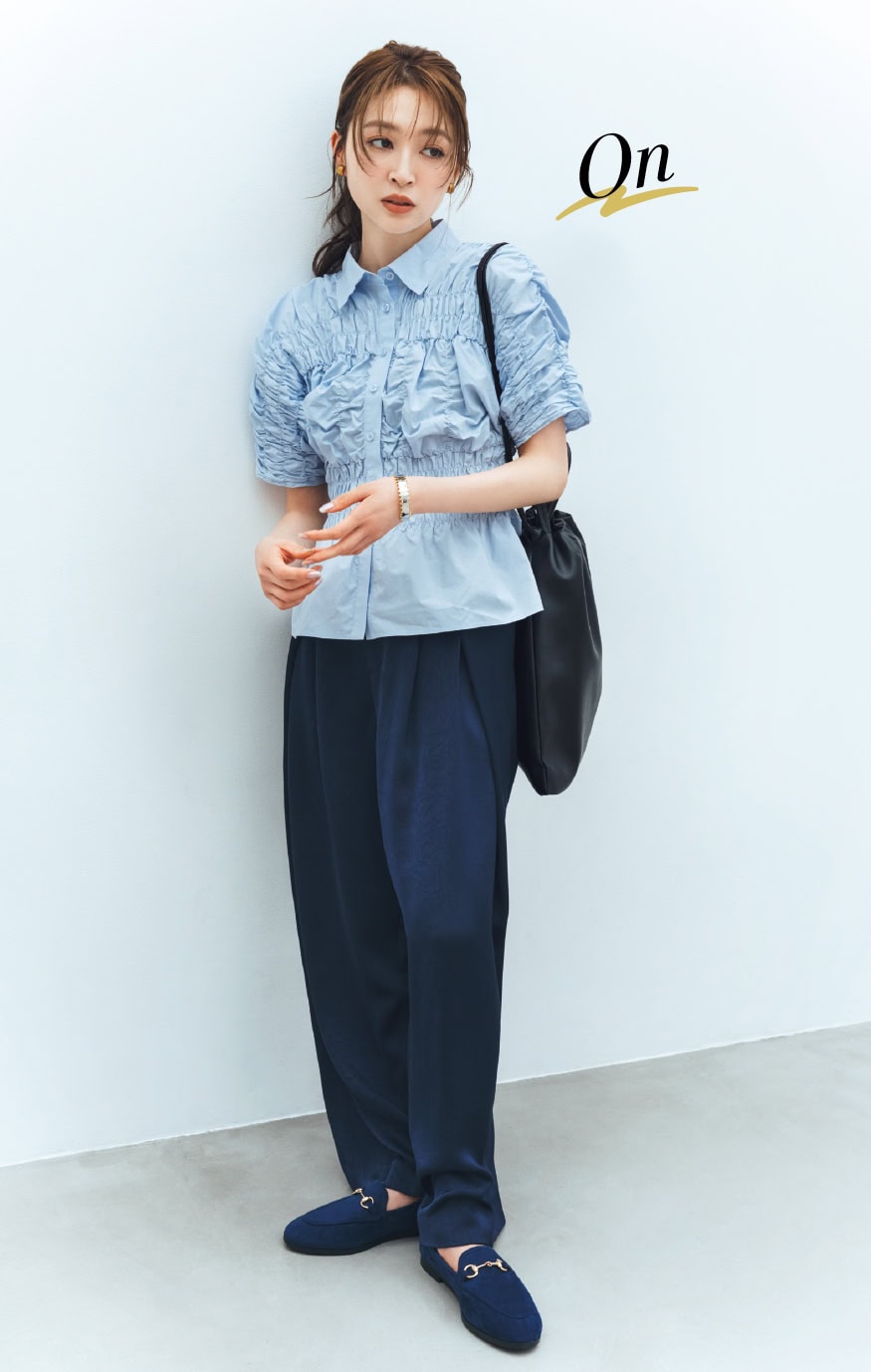 スウェードビットローファー￥5,390（soena by InRed）　シャツ￥7,700、パンツ￥8,800（ともにスタイルミキサー）　イヤリング￥3,740（フォークインス）、バングル￥3,850（シースキー／ともにロードス）　バッグ（スタイリスト私物） 