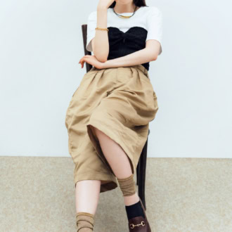 スムースビットローファー¥5,390(soena by InRed) ビスチェ付きTシャツ¥16,500(シティ トウキョウ/シティ トウキョウ 青山店) ハーフパンツ¥29,700(ウーア/Uhr Online Store) チョーカー¥4,290(プチ タミ)、イヤリング¥3,960(ラルク)、ブレスレット¥3,850(ヘンカ/すべてロードス ) ソックス(スタイリスト私物)