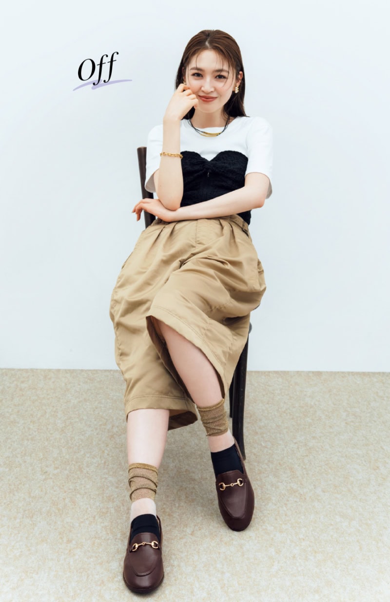 スムースビットローファー¥5,390(soena by InRed) ビスチェ付きTシャツ¥16,500(シティ トウキョウ/シティ トウキョウ 青山店) ハーフパンツ¥29,700(ウーア/Uhr Online Store) チョーカー¥4,290(プチ タミ)、イヤリング¥3,960(ラルク)、ブレスレット¥3,850(ヘンカ/すべてロードス ) ソックス(スタイリスト私物)