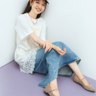 メリージェーン¥5,390(soena by InRed) キャミソールドレス¥35,200(ウーア/Uhr Online Store) Tシャツ¥7,480(マーマーマー/マーコート自由が丘店) デニムスカート¥28,600(パブリック トウキョウ) イヤーカフ¥25,300(パールフォーライフ)、ネックレス¥3,300(ボワット ドゥ マコ/ともにロードス) キャップ(スタイリスト私物)