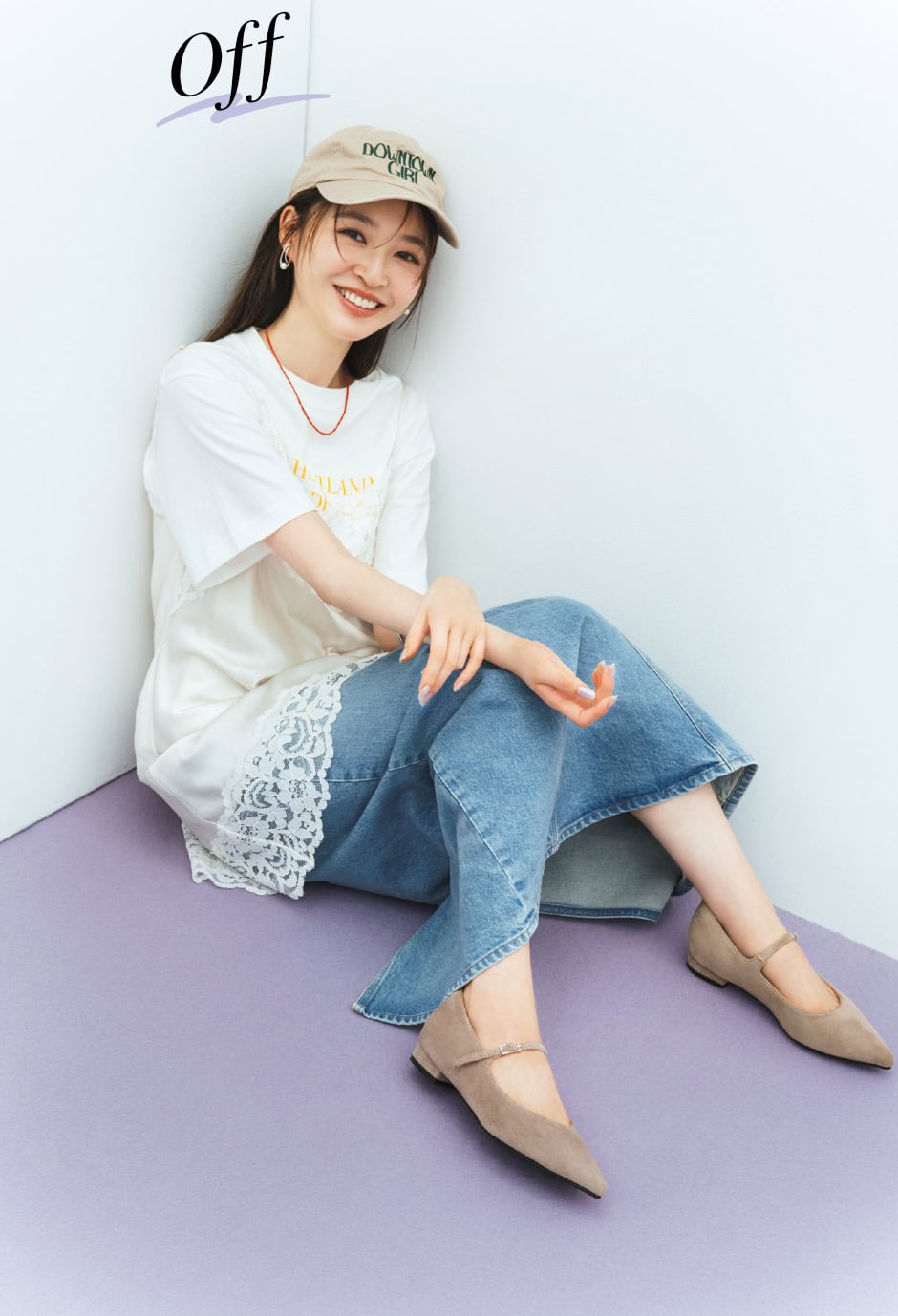 メリージェーン￥5,390（soena by InRed）　キャミソールドレス¥35,200（ウーア／Uhr Online Store）　Tシャツ￥7,480（マーマーマー／マーコート自由が丘店）　デニムスカート￥28,600（パブリック トウキョウ）　イヤーカフ￥25,300（パールフォーライフ）、ネックレス￥3,300（ボワット ドゥ マコ／ともにロードス）　キャップ（スタイリスト私物）